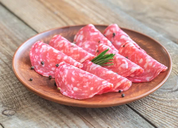 Fatias de salame no prato — Fotografia de Stock