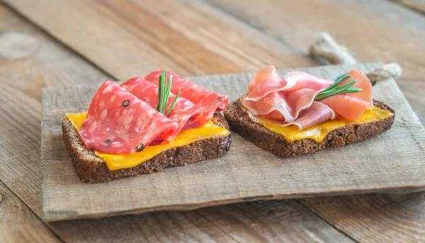 Spanische Sandwiches mit salchichon anb jamon — Stockfoto