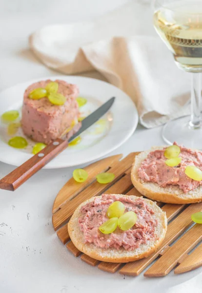 Tranche de pain avec pâté sur la planche de bois — Photo