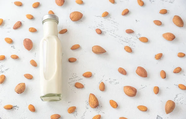 Бутылка миндального молока — стоковое фото