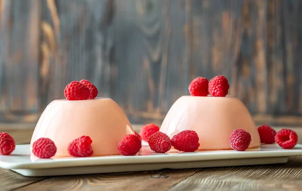Dessert Pudding mit Himbeeren — Stockfoto