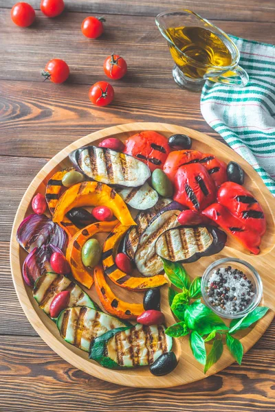 Grilled vegetables on the wooden tray — Stock Photo, Image