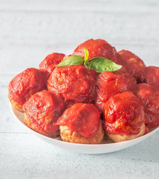 Schüssel mit Frikadellen mit Tomatensauce — Stockfoto