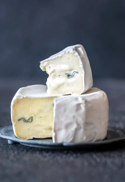 Мягкий сыр с белой и голубой плесенью — стоковое фото