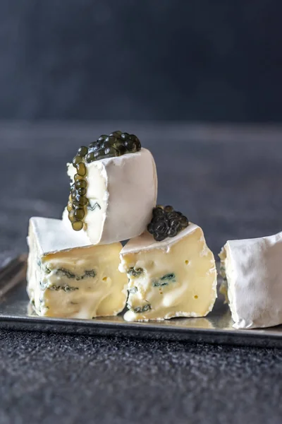 Witte en blauwe schimmelkaas met zwarte kaviaar — Stockfoto