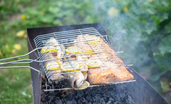 Grill na zewnątrz z grillowanymi rybami — Zdjęcie stockowe