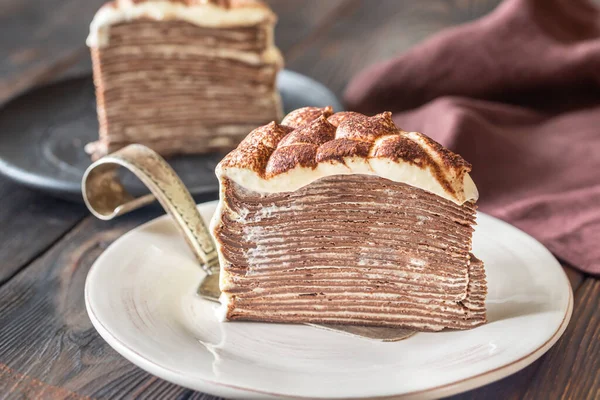 Snijd van tiramisu crêpe cake — Stockfoto