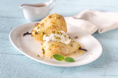 Beyaz tabakta haşlanmış armut.