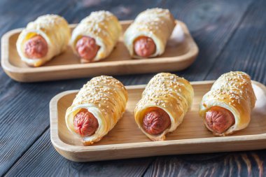 Ahşap tepside sosisli börek.