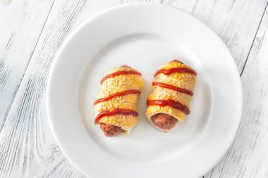 Sosis beyaz plaka üzerinde rulo