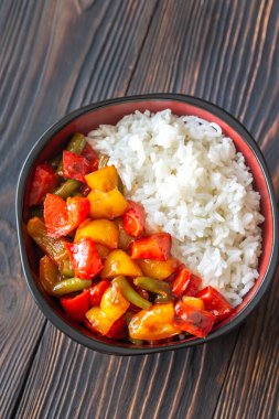 Beyaz pirinç ve kızarmış sebzeli kase.