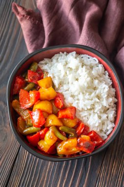 Beyaz pirinç ve kızarmış sebzeli kase.