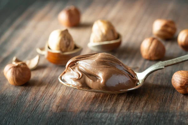 Cuillère de pâte de chocolat aux noisettes — Photo