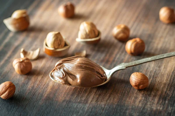 Cuillère de pâte de chocolat aux noisettes — Photo