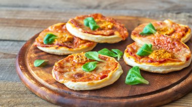 Ahşap tahta üzerinde mini pizza