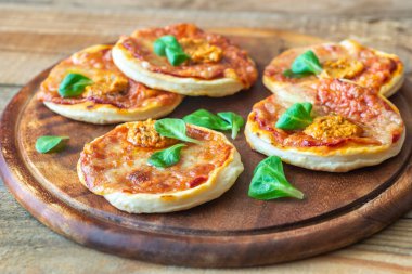 Ahşap tahta üzerinde mini pizza