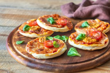 Ahşap tahta üzerinde mini pizza