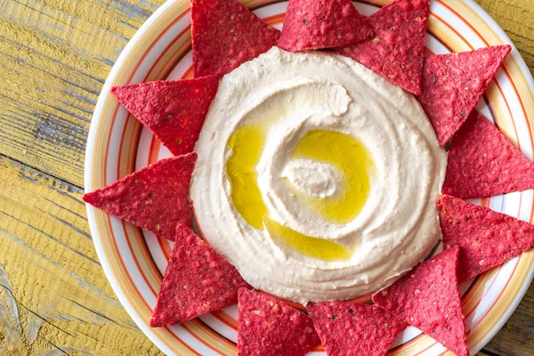 Hummus con chips de tortilla — Foto de Stock