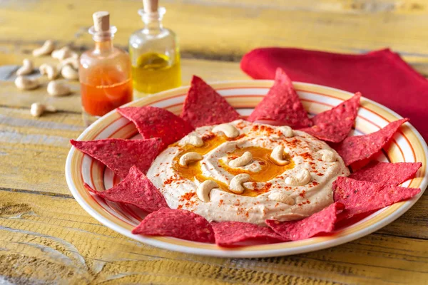 Hummus con chips de tortilla — Foto de Stock