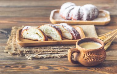 İki çörek ve bir fincan kahve.