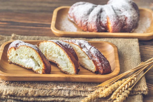 Två bullar på rustik bakgrund — Stockfoto