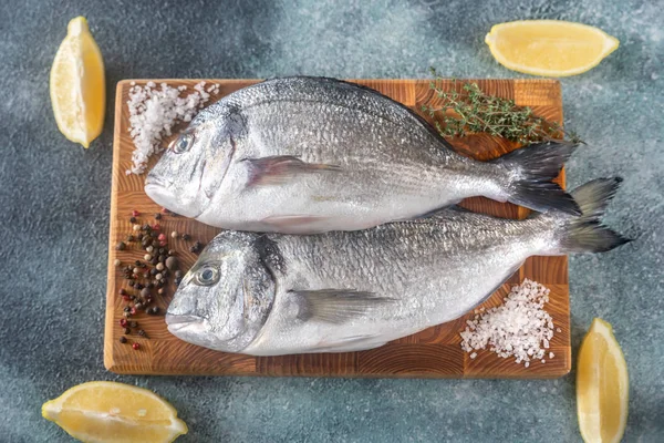 Dorada fresca en el tablero de madera — Foto de Stock