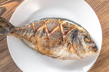 Tabakta kızarmış deniz çamı var.