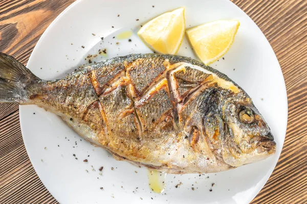 Fried sea bream with fresh thyme — Stock Photo, Image