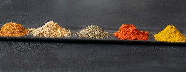 Siyah arkaplanda farklı baharatlar