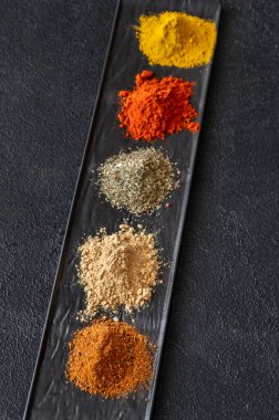 Siyah arkaplanda farklı baharatlar