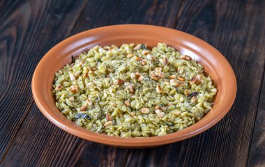 Porsiyon Meksika usulü makarna salatası.