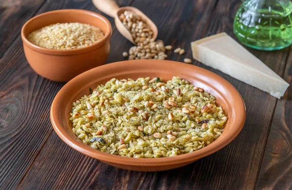 Çinde Malzemeler Olan Bir Porsiyon Orzo Makarna Salatası — Stok fotoğraf