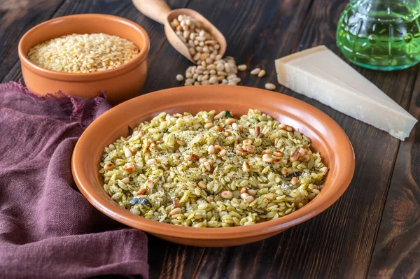 Porção Salada Macarrão Orzo Com Ingredientes — Fotografia de Stock