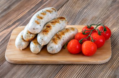 Tahtada kiraz domatesli ızgara sosis.