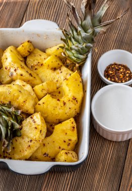 Kırmızı biberli fırında ananas ve çırpılmış hindistan cevizi kreması.