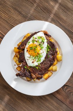 Biftek ve sahanda yumurta ve patates.