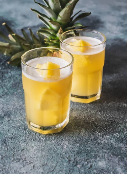 Due Bicchieri Succo Ananas Con Pezzi Frutta Fresca — Foto Stock