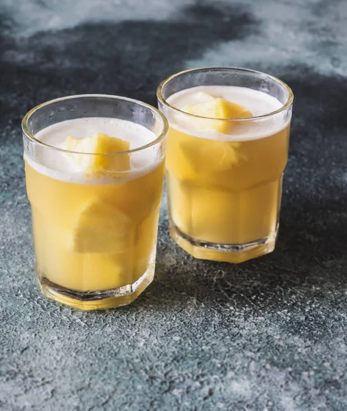 Två Glas Ananasjuice Med Färsk Frukt — Stockfoto