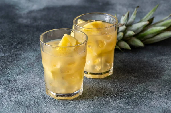 Due Bicchieri Succo Ananas Con Pezzi Frutta Fresca — Foto Stock