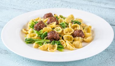 Makarna, lahana ve çam fıstıklı köfte.