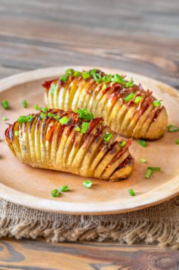 Tabakta Hasselback patatesleri