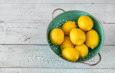 Kevgirde taze limonlar: üst görünüm