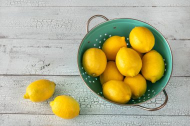 Kevgirde taze limonlar: üst görünüm