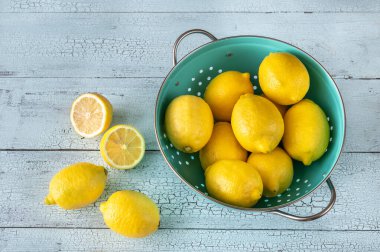 Kevgirde taze limonlar: üst görünüm