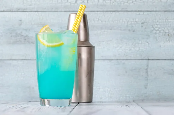 Glas Elektrisk Lemonad Cocktail Garnerad Med Citron — Stockfoto