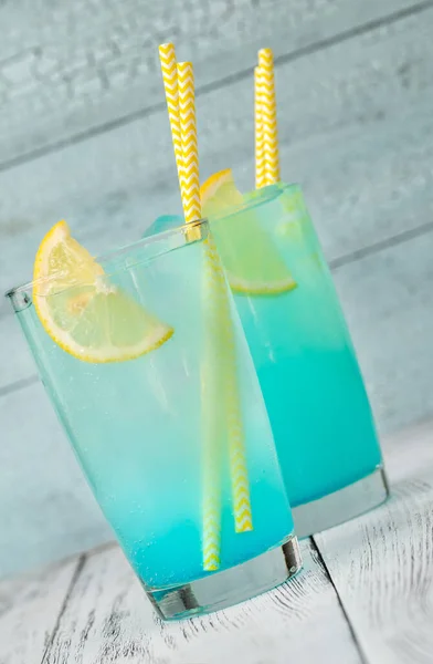 Glasögon Elektrisk Lemonad Cocktail Garnerad Med Citron — Stockfoto