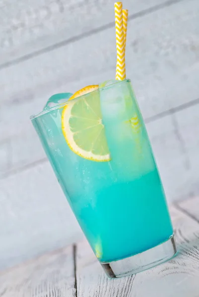 レモンをちりばめた電気レモネードカクテルのガラス — ストック写真