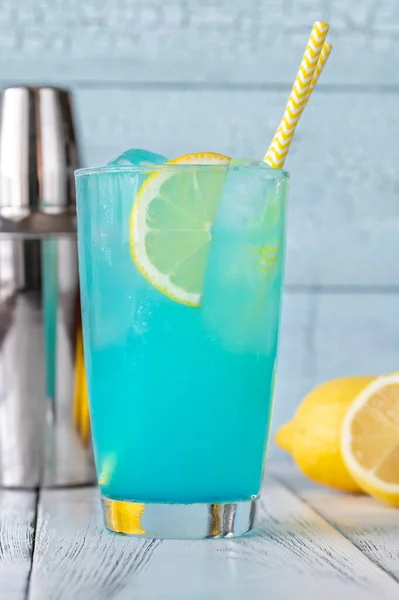 Glas Elektrisk Lemonad Cocktail Garnerad Med Citron — Stockfoto