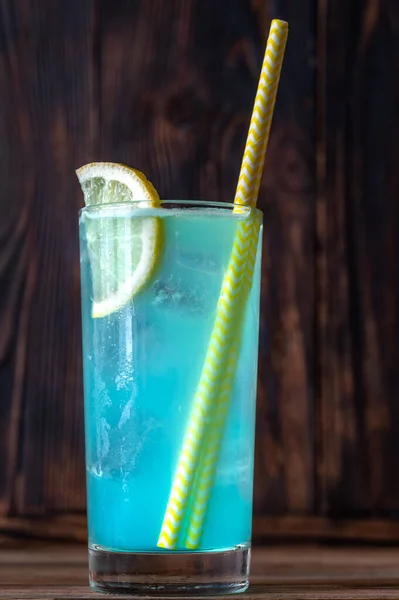 Glas Elektrisk Lemonad Cocktail Garnerad Med Citron — Stockfoto