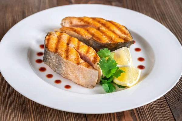 Gegrillte Steaks Vom Arktischen Saibling Auf Dem Weißen Teller — Stockfoto